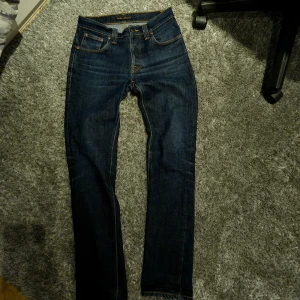 Nudie Jeans - Säljer ett par mörkblå jeans från Nudie. Modell: grim tim. Storlek: sitter som 29/32 kom o köp!