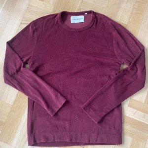 OUR LEGACY frotté tröja - Stilren långärmad tröja från Our Legacy🙌   Materialet är frotté, tröjan är vinröd i verkligheten✅ tröjan passar S/M                     hör av dig vid frågor:)