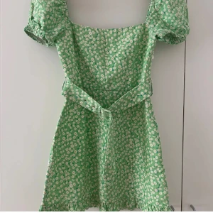 Klänning - Säljer denna fina blommiga klänning från Zara. Den är i mycket bra skick har använts tre gånger bara. För mer frågor och bilder kontakta mig🫶🏽