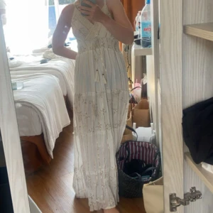 Klänning - Säljer denna jättefina långa klänningen som är köpt i en liten butik i Palma. Den passar verkligen perfekt till fest, stranden, stan osv. Den är aldrig använd så skicket är som nytt