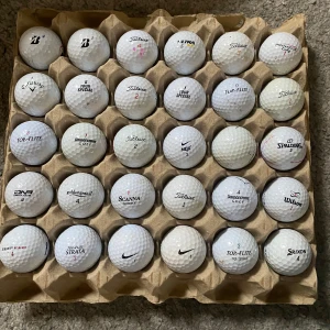 Golfbollar i blandade märken A/B klass - Säljer ett paket med 30 golfbollar från olika märken som Titleist, Nike, Bridgestone, Top-Flite, Wilson och fler. Perfekt för dig som vill fylla på golfbagen med bollar av olika typer och märken.