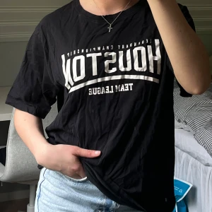 Svart t-shirt med tryck - Svart t-shirt med stort vitt tryck på framsidan. T-shirten har rund halsringning , korta ärmar, och är  oversized. Köpt på Stadium🖤