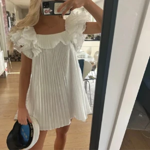 Volang klänning  - Världens sötaste klänning från Zara, storlek XS❤️ perfekt till studenten!