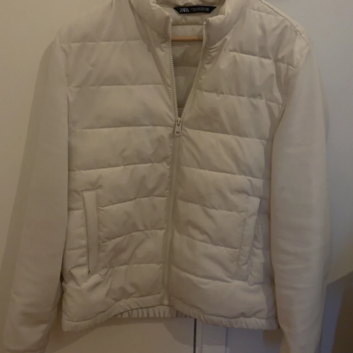 Vit quiltad pufferjacka från Zara Man