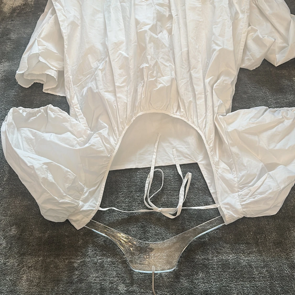 Vit långklänning med puffärmar och volang - 2