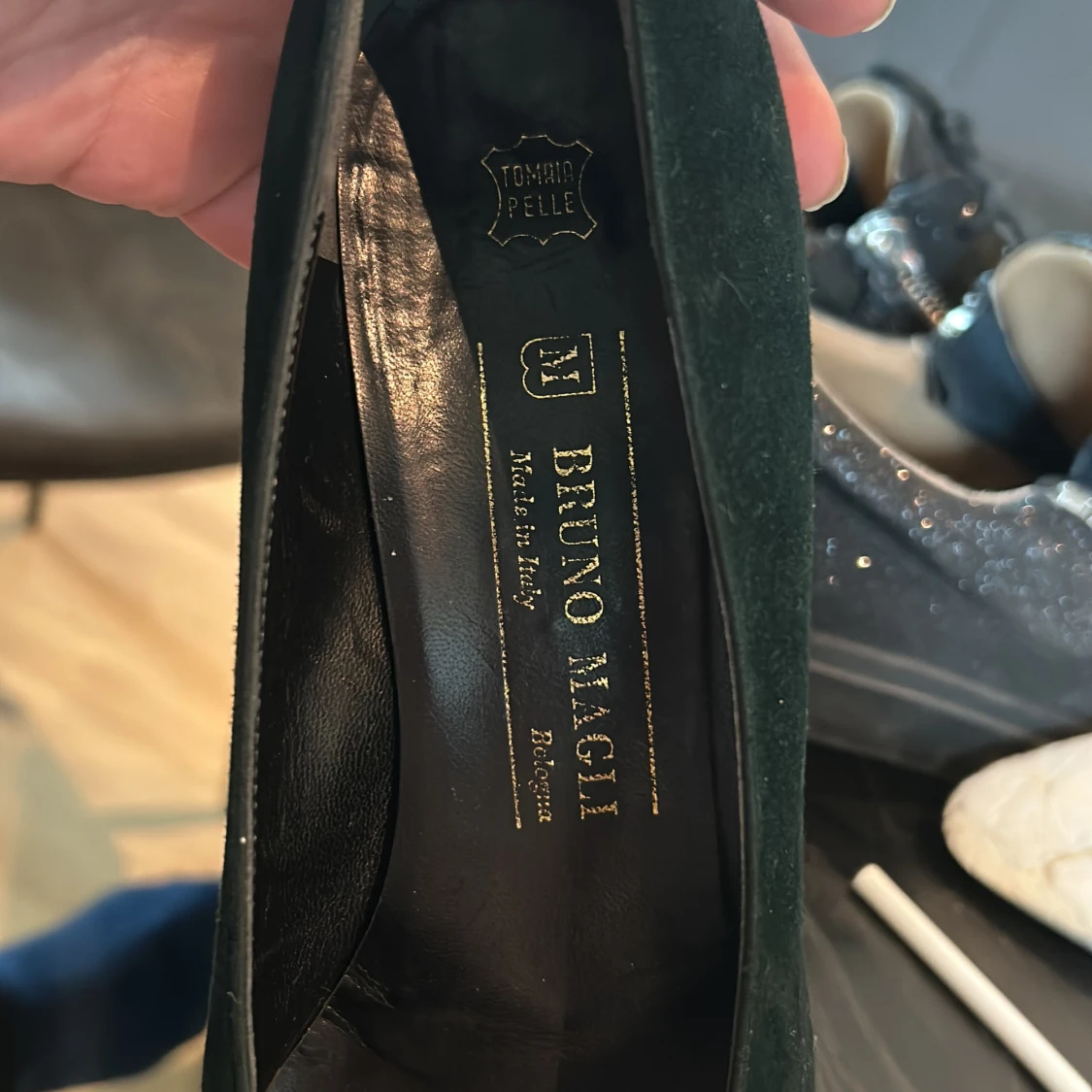 Mörkgröna pumps med lackad tå från Bruno Magli  - 4