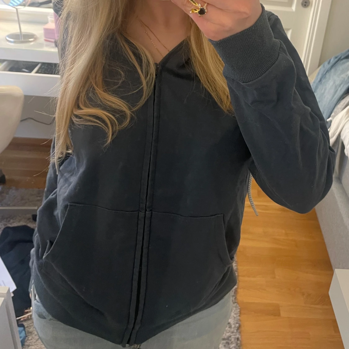 Mörkgrå hoodie med dragkedja från Johaug