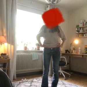 Blå bootcut jeans från Zara - Säljer dessa jättefina lågmidjade bootcut jeans från Zara i storlek 34. De har en liten fläck på ena benet (se bilderna) men inget som jag tycker syns! Hör av er om ni undrar något!💕💕