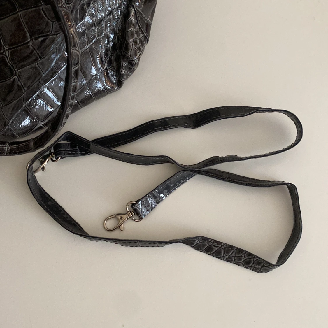 Grå handväska i äkta skinn - 4