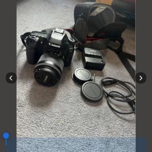 Canon EOS 80D: - Säljer min välvårdade Canon EOS 80D med originalobjektiv (EF-S 18–55mm f/3.5–5.6 IS STM) och tillbehör. Perfekt systemkamera för både foto och video – passar både nybörjare och mer avancerade användare.  Ingår i paketet:  • Canon EOS 80D kamerahus  • Canon EF-S 18–55mm IS STM objektiv  • Original batteri + laddare  • Kamerarem  • Fram- och baklock till kamera och objektiv  • USB-kabel  • Kameraväska  Allt fungerar felfritt och kameran är i mycket gott skick, endast normalt använd.  Nypris för he