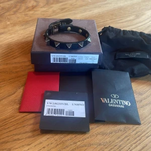 Valentino armband - Säljer mitt valentino armband i fint skick. Enda nackdelen är att det har gått upp lite vid ena änden som jag visa på bild 3. En massa saker ingår såsom box, påse, extra nitar mm. 