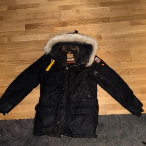 🔥 Parajumpers Masterpiece Series – Strl L – Som ny! 🔥 - Säljer min exklusiva Parajumpers Masterpiece Series vinterjacka i storlek L (slim fit). Jackan är i toppskick, knappt använd och full av premiumdetaljer!  ✨ Svart med äkta avtagbar päls 📦 Originalmärken & extra patches ingår 🧵 Otrolig kvalitet – perfekt för kalla vintrar 💸 Nypris ca 8000 kr – säljes för 4000 kr (pris kan diskuteras!)  Den perfekta kombon av stil och funktion. Skriv gärna vid frågor eller bud!