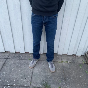 Nudie jeans  - Nudie jeans - Modell: Grim Tim - Storlek: W28/L30 - skick: 9/10 - Nypris runt 2000kr