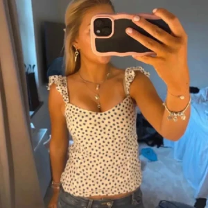 Söt prickig topp - Så söt prickig topp med volanger på axelbanden🥰💕💕💕 Första bilden är lånad🌸