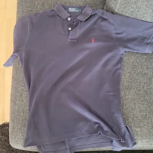 Ralph lauren pike - En stilren pike från ralph lauren i en marinblå färg. Märket är i röd.