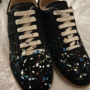 Maison Margiela skor - Maison margiela paint splattern — vet ej om de är äkta så priset går att diskutera — kontakta vid fler frågor!!