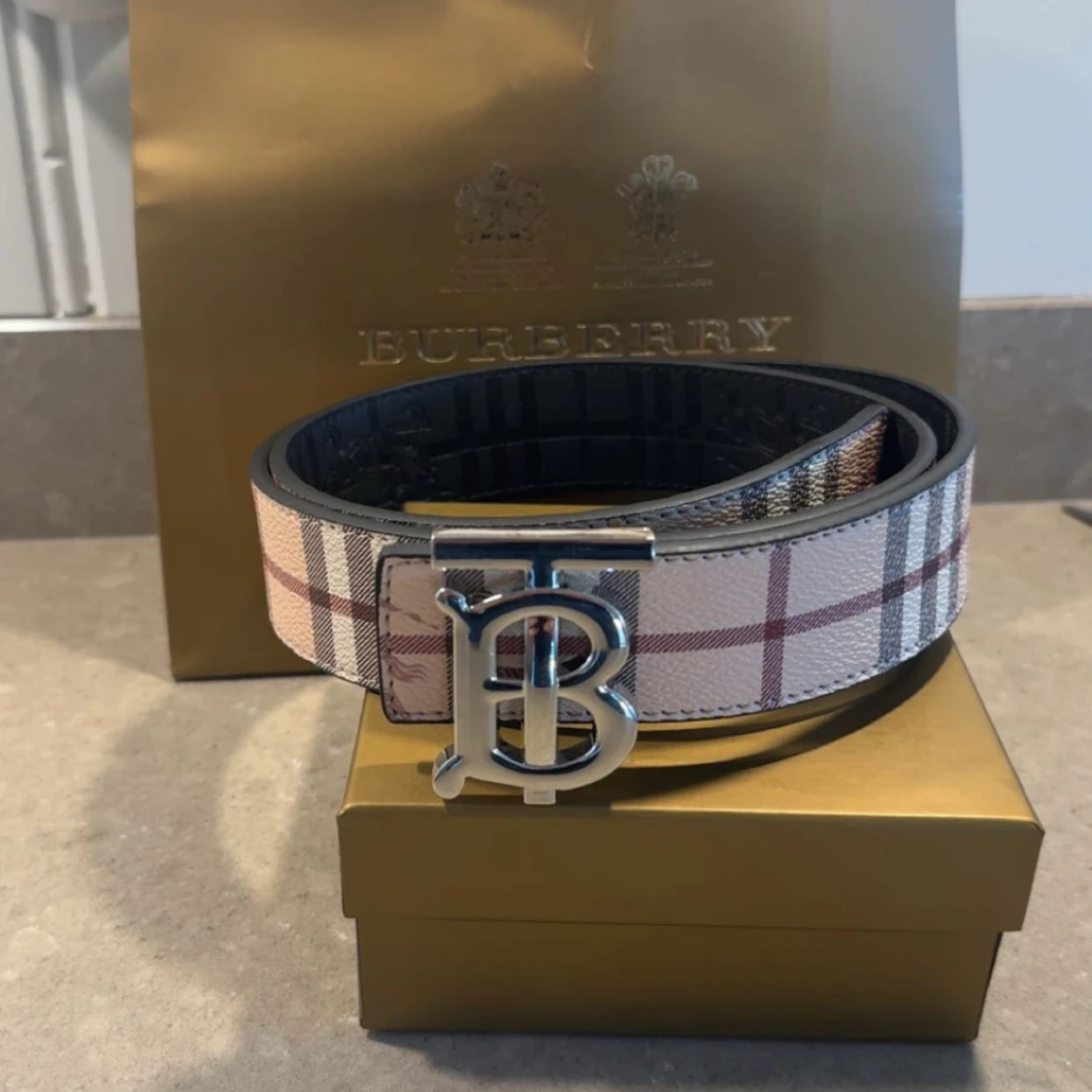  Bur$erry bälte 