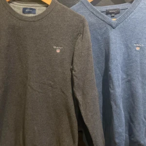 Gant tröjor - Hej säljer nu två gant tröjor ena som är grå är i storleken s. Den andra är i färgen blå på och är i storleken s båda är i ny skick. Köp en för 249 eller båda för 349