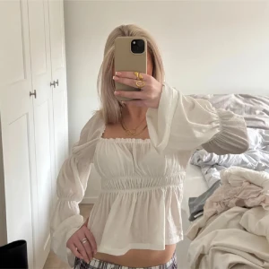 Vit blus  - Vit smockad blus från gina 