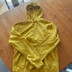 Nike hoodie  - Gul Nike hoodie i storlek M. Sparsamt använd och  stämmer överens med storleken. Köptes för 600kr. Tveka inte att höra av er vid frågor och intresse!