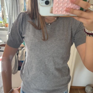 stickad t-shirt  - jättefina stickade t-shirts en beige och en grå!! 70kr st eller 120kr tillsammans!💗 använd en gång var 