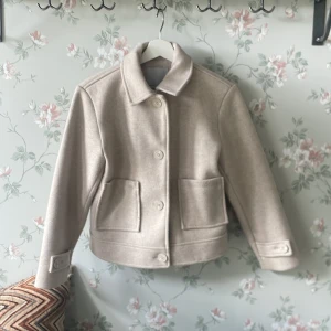 Beige ulljacka från lager 157 - En fin vårkappa i nytt skick