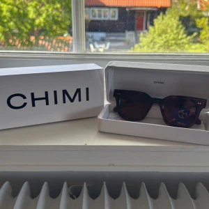 CHIMI 04 - Bruna - Säljer mina nästan helt oanvända bruna CHIMI-glasögon i färgen Tortoise. Sååå snygga inför sommaren❣️❣️ Kommer i originalförpackning och fodral.