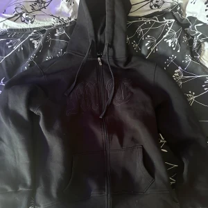 Tuttolente Tröja - Svart tröja från tuttolente i storlek L sitter mer som L/M