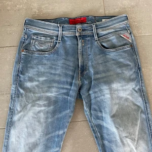 Replay Anbass Jeans  - Säljer nu dessa Replay Anbass jeans, skriv för fler bilder/frågor🙌🏼