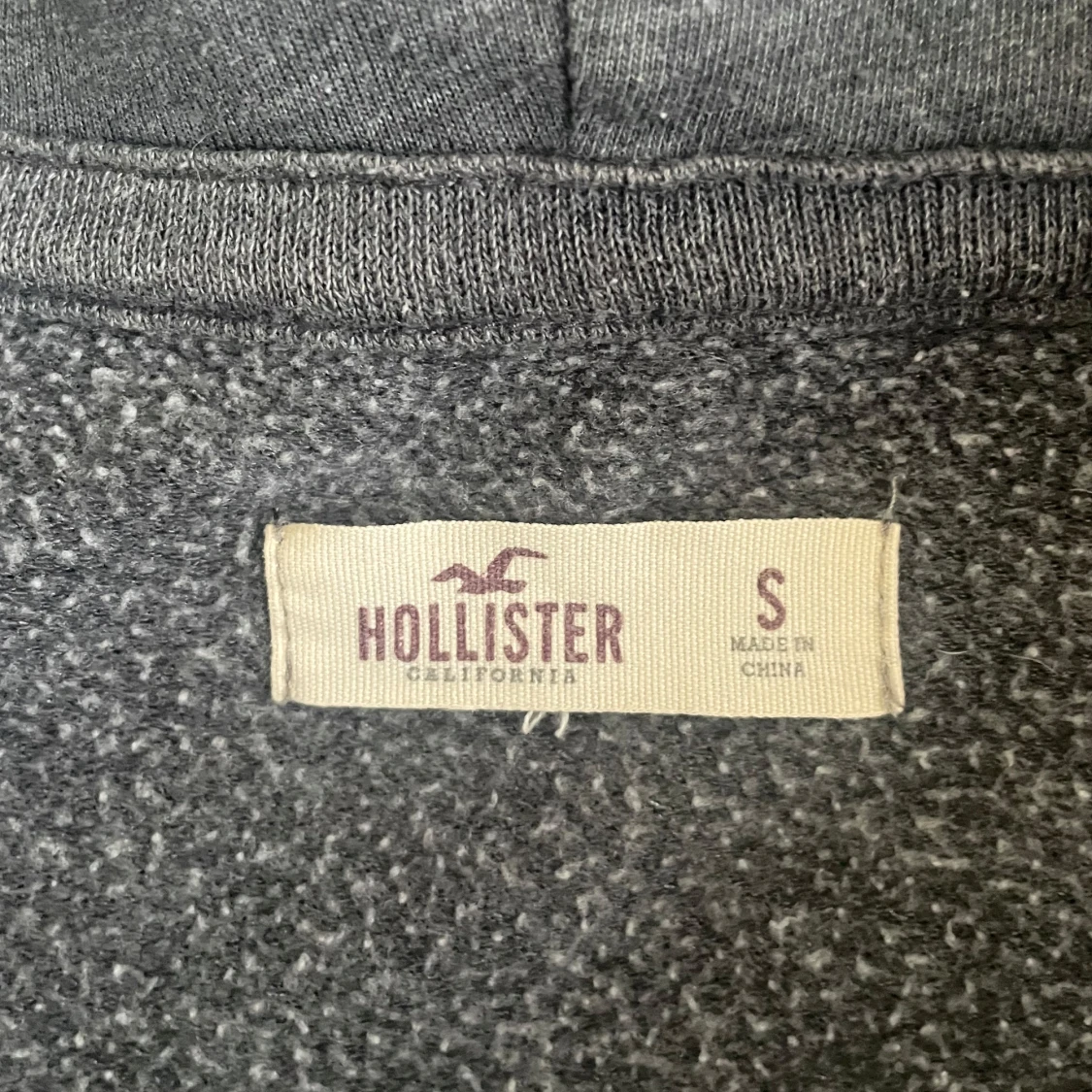Mörkgrå hoodie från Hollister - 3