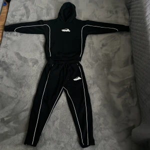 Svarta mjukisbyxor från FSBN med vita detaljer - Tracksuiten är från butiken newyorker byxor s hoodie xs 