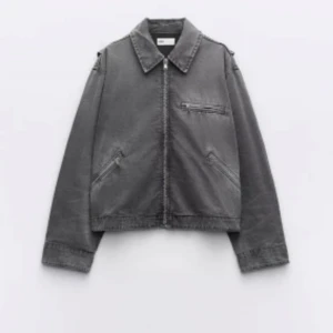 Så cool jeans jacka - Så snygg grå grön jeans jacka från Zara. Använd endast en gång så i nytt skick! Perfekt för en cool, snygg och avslappnad outfit🩷