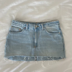 Jeanskjol  - Ljusblå lågmidjad kort jeans kjol från hm. Det står att kjolen är i storlek 38 men den passar mig som är S bra så skulle säga att storleken är ungefär S🤗