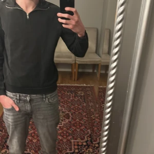 Svart halfzip från hm - Säljer denna snygga halfzipen ifrån HM. Den har inga skador eller hål i sig. Priset står inte skrivet i sten!!! Den är storlek S men passar som M också