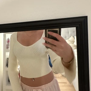 Vit ribbstickad topp - Säljer en jätte söt vit ribbstickad topp med slits i armarna 