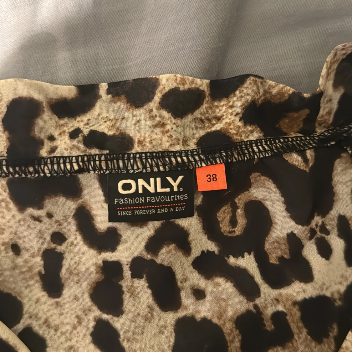 Leopardmönstrad blus från ONLY - 2