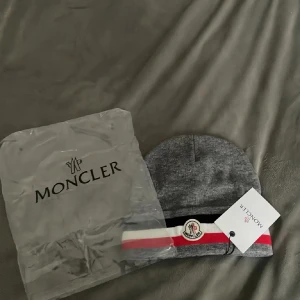 Moncler mössa  - Helt ny aldrig andvänd 