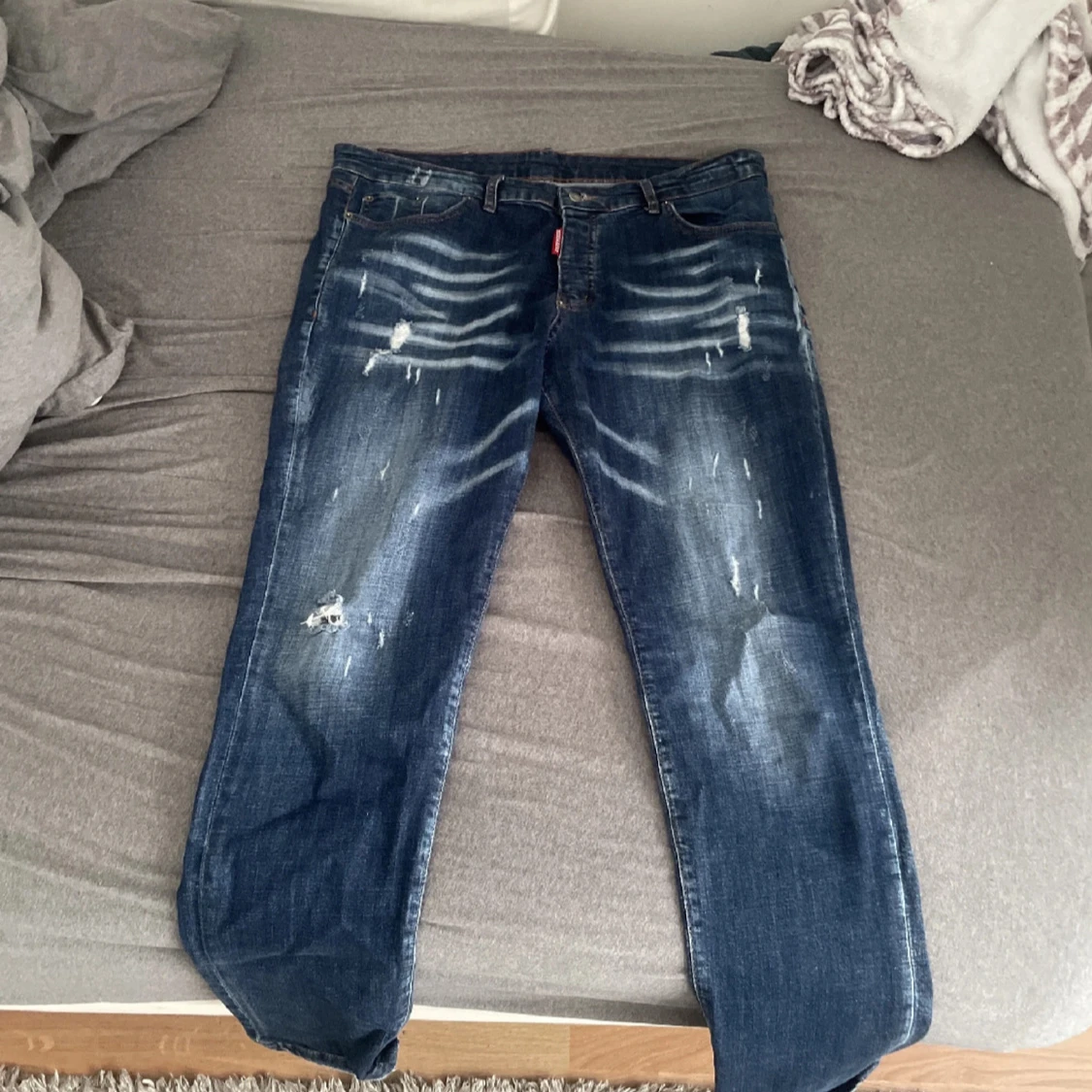 Mörkblå slitna jeans från Dsquared2