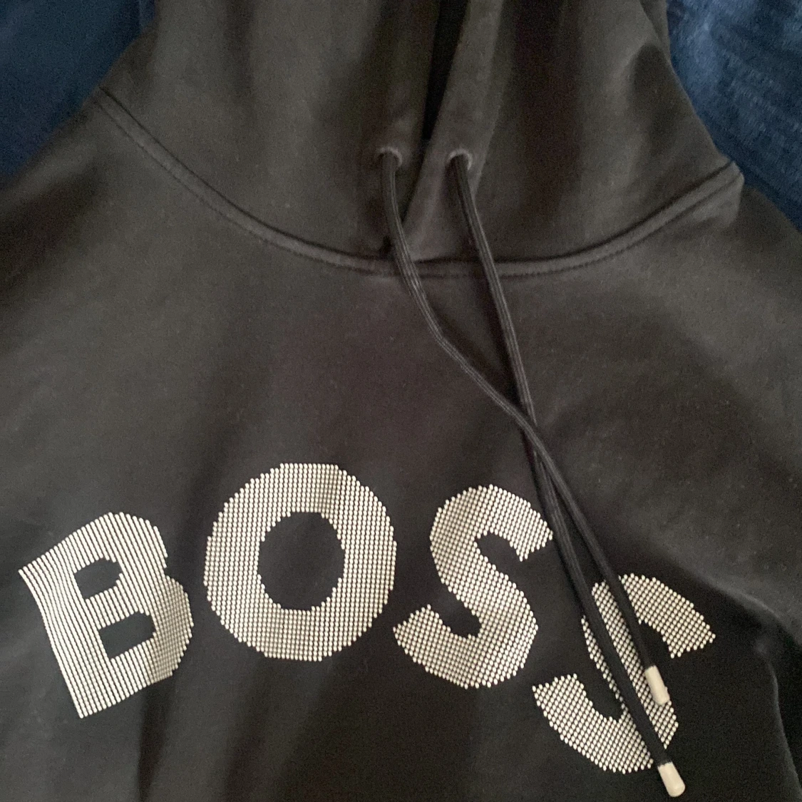 Svart hoodie från BOSS med logga - 1