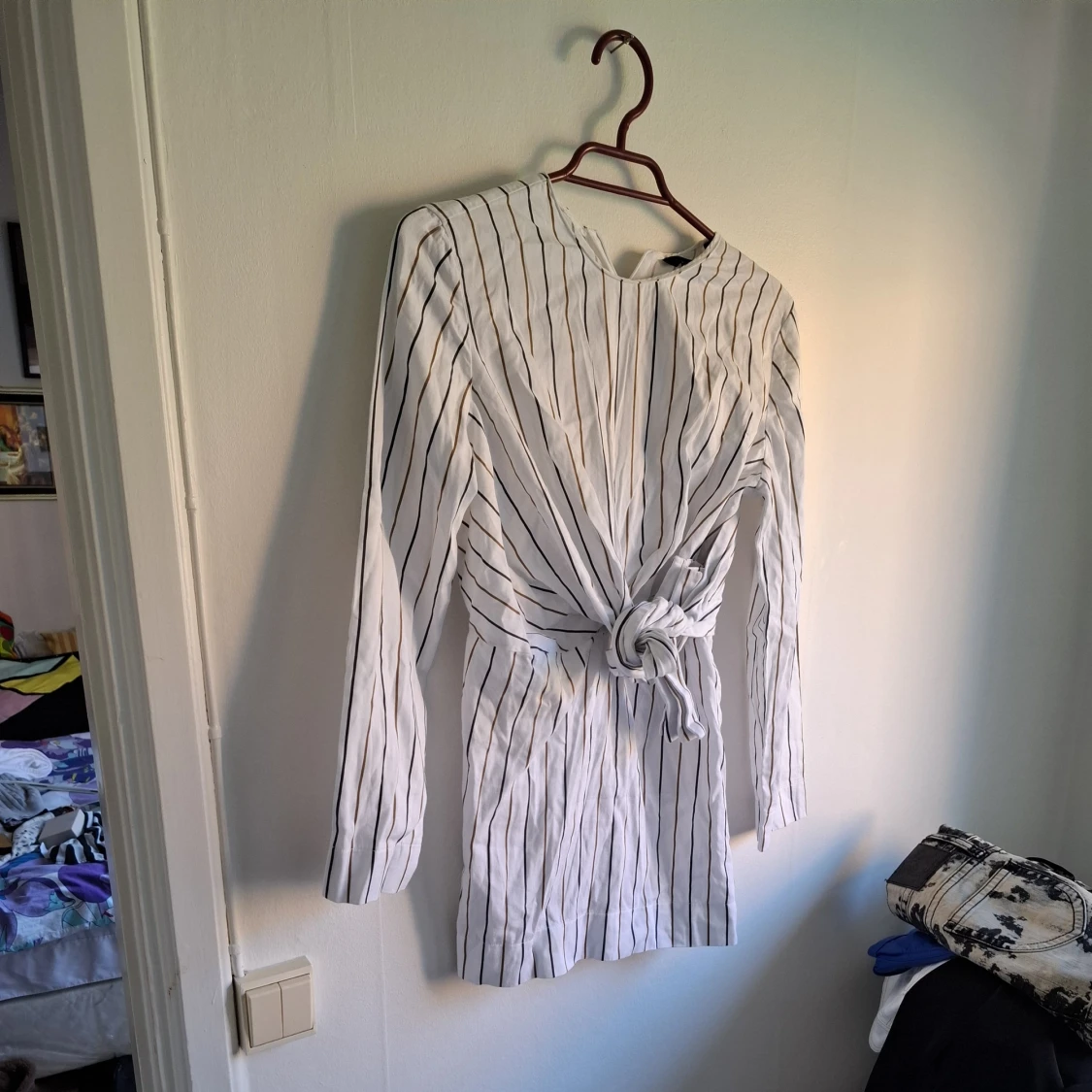 Vit och svart randig klänning med knyt - 1