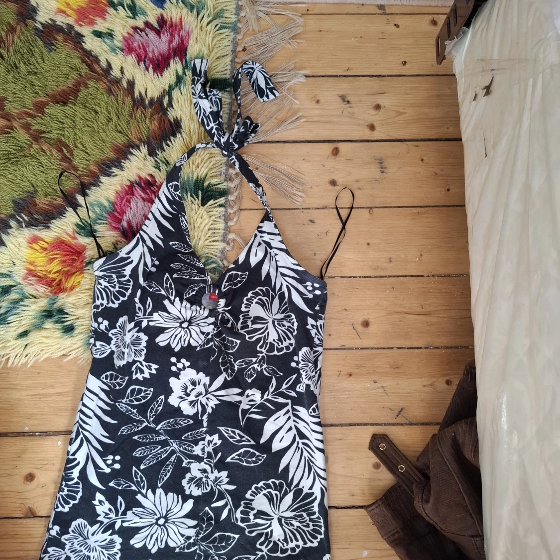 Svartvit blommig halterneckklänning