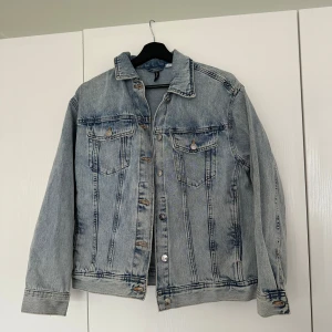 Jeansjacka - Jeansjacka med två sidofickor. Använd fåtal gånger.