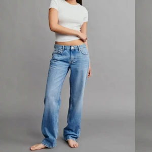 Raka jeans - Säljer ljusblå jeans med rak passform och (relativt) low waist från Gina tricot! För stora för mig så i princip aldrig använda, nyskick! 🥰
