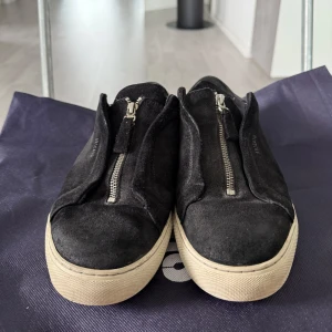  Axel Arigato med dragkedja - Tjena grabbar Säljer ett par svarta sneakers från Axel Arigato i mocka med dragkedja storlek44| säljs för en billig peng så vid frågor eller funderingar tveka inte på höra av er| ha bäst så länge 🤩🌄