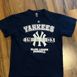 Mörkblå Yankees t-shirt från Majestic - Säljer en mörkblå t-shirt från Majestic med stort Yankees-tryck och texten 'Major League Baseball' framtill.  Som har mycket kvar att ge 🙌 skriv för frågor 