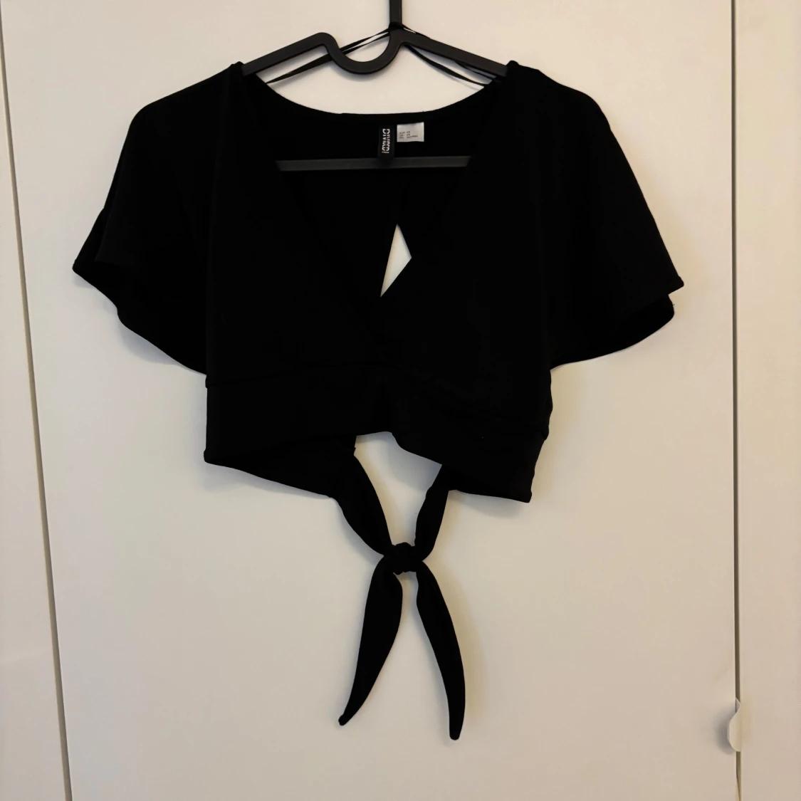 Svart croppad knytblus från H&M Divided