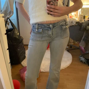 Lågmidjade jeans - Skitsnygga lowrise jeans i fint skick, tror de är från Missaÿ men står Queen Hearts på etiketten. Skulle uppskatta till storlek 34/36🩷