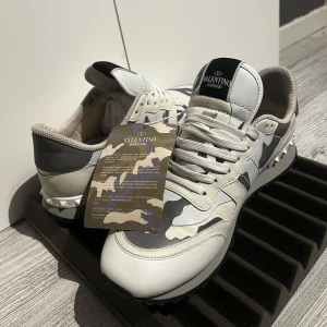 Valentino Rockrunner  - Riktigt feta Valentino Rockrunner som är unika de är i storlek 45 och har ändat använts ett par gånger, de är fortfarande i väldigt bra skick. Söker byten helst mot andra skor i 45 eller kläder hör av er. Sälja till rätt pris 