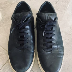 Svarta sneakers från Jim Rickey - Svarta sneakers från Jim Rickey. Handgjorda, strl 44