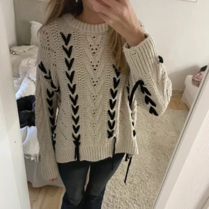 Beige stickad tröja med snörning - Säljer denna super snygga och unika stickade tröja från zara. Köpt på Vinted men kom inte till användning❤️skriv vid fler bilder🥰